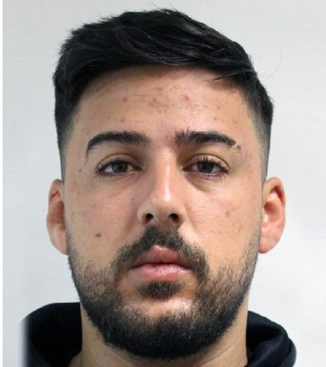 Portraits eines 23-jährigen Mannes mit dunklen Augen und schwarzen Haaren: Muhammet Acar. Nach ihm sucht die Polizei.