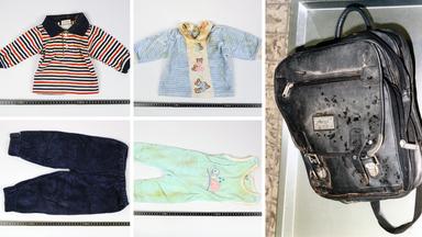 Einige der Kleidungsstücke, die das Baby von Dortmund trug und der Rucksack, in dem es gefunden wurde.