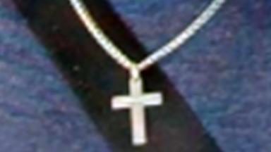 Die geraubte Silberhalskette mit silbernem Kreuz