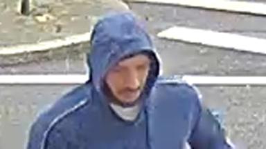 Ein unmaskierter Mann in blauer Trainingsjacke