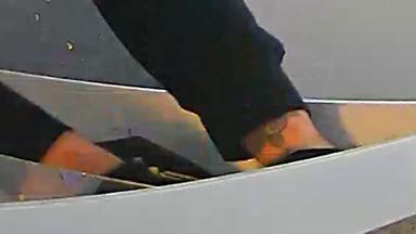 Am Arm eines Gesuchten ist ein Tattoo zu sehen. 