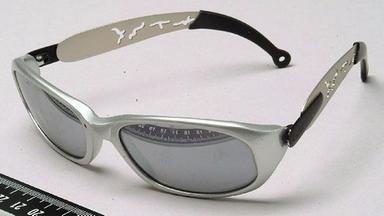 Die silberne Sonnenbrille, die 2006 am Tatort in Barntrup sichergestellt wurde.