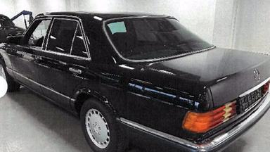 Ein schwarzer Mercedes 500 der Baureihe W126