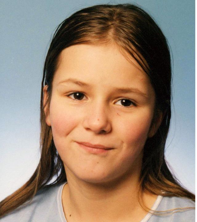 Die zwölfjährige Sandra Wißmann, einmal mit kurzen Haaren und mit einer blauen Jacke bekleidet (rechts), einmal mit langen Haaren (links)