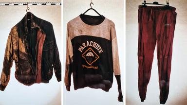 Die Kleidung des Toten: braun-schwarze Jacke (l.), Pullover (M.), lila Sporthose