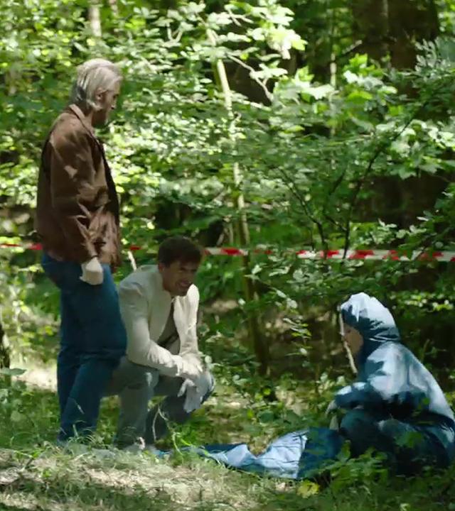 Nachgestellte Szene: In einem Wald wurde die Leiche eines Babys gefunden. Die Polizei beginnt die Arbeit am Fundort.