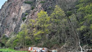 Die Begerburg in Dresden-Dölzschen liegt an einem Steilhang. Unterhalb davon wurde im April 2026 ein Knochen von Corina Niemand gefunden.