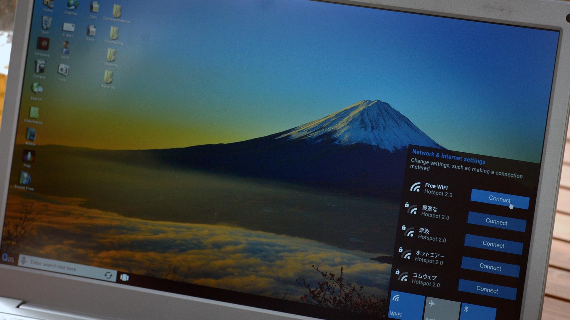 XY-Szenenfoto: Auf dem Desktop eines Laptops ist das Menü zum Einwählen in ein "Free WiFi"-Netzwerk aufgerufen.  