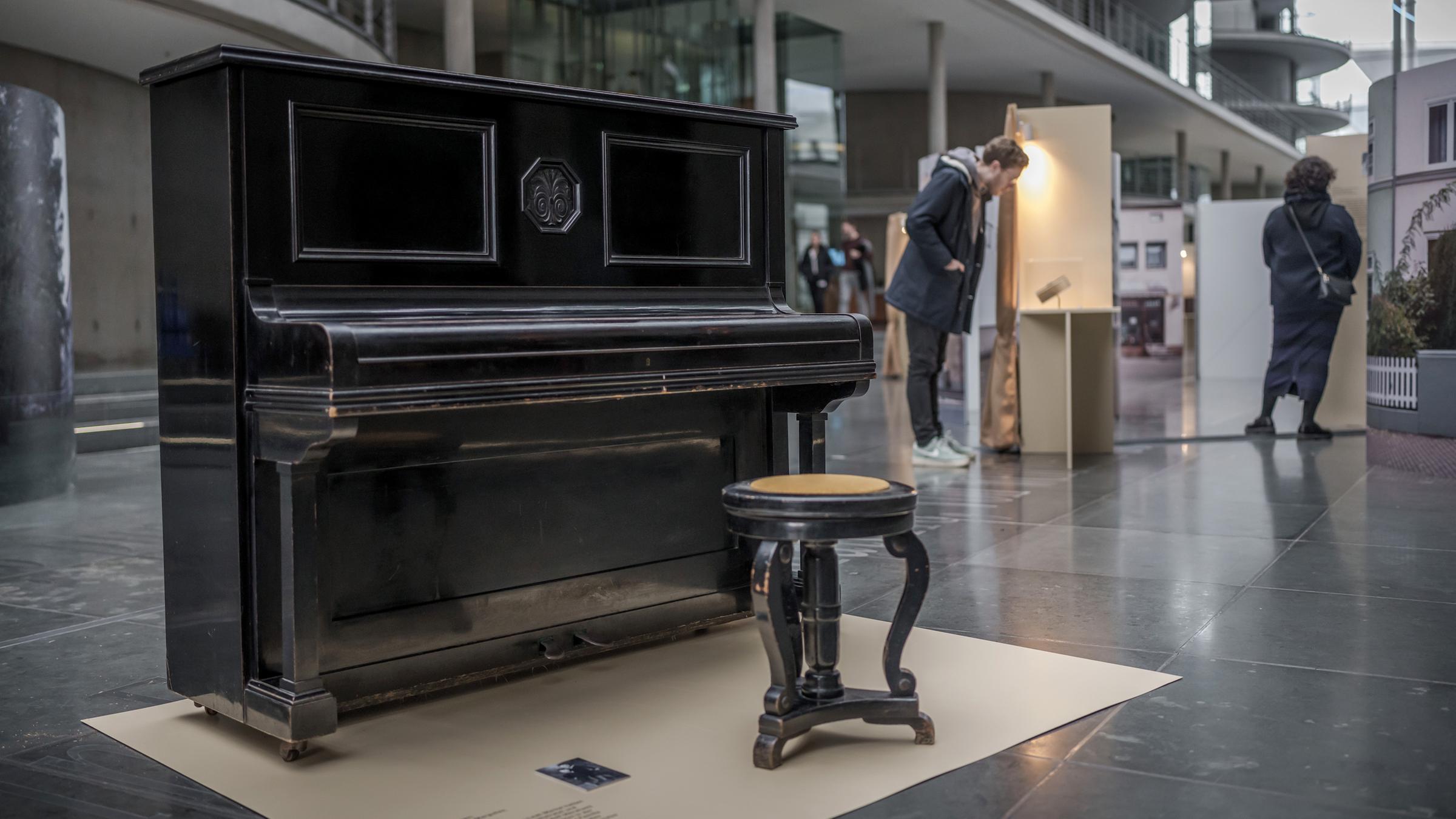 Klavier der Familie Margulies aus Chemnitz, das sie bei ihrer Flucht nach Eretz Israel mitnahm