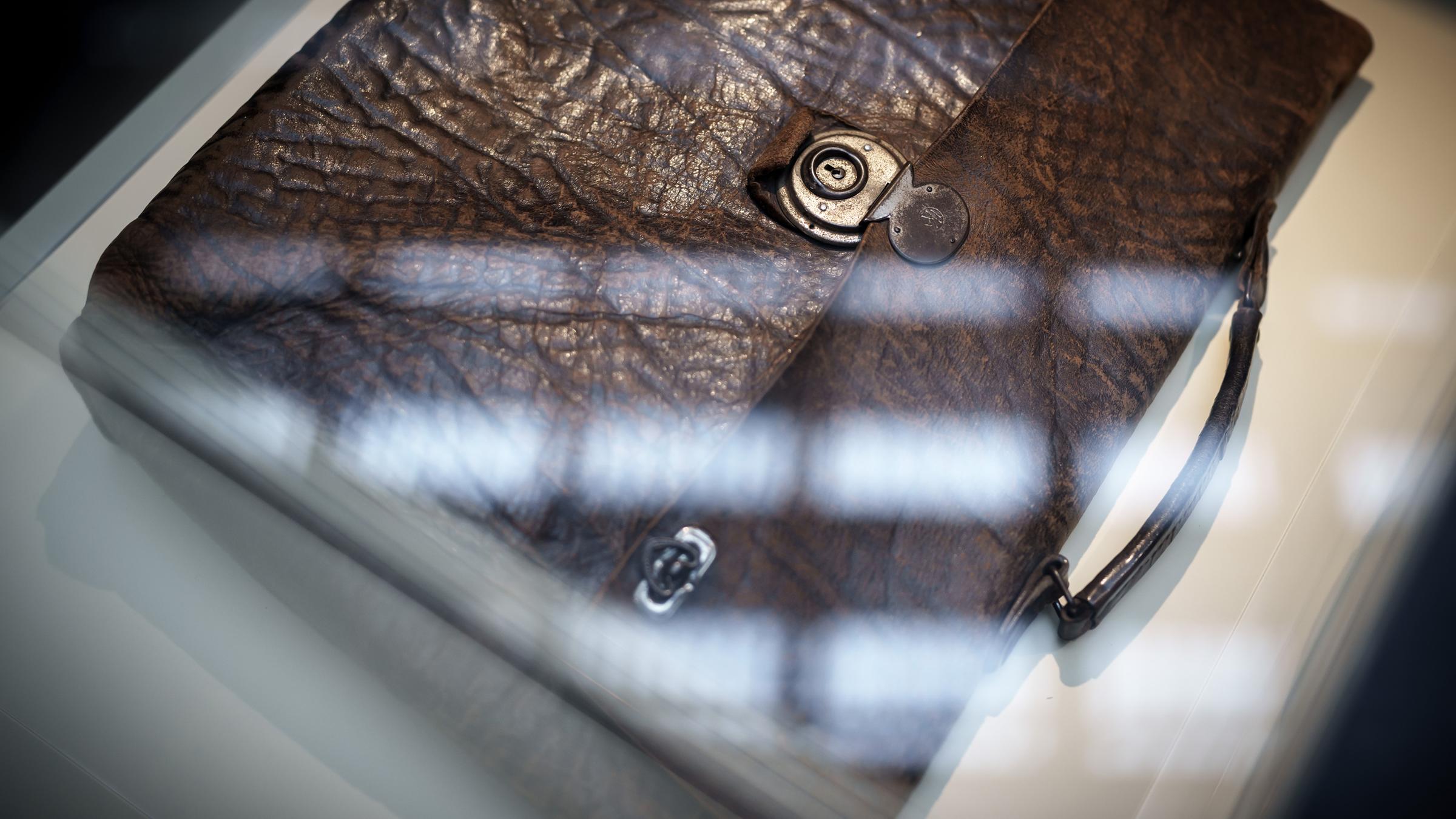 Aktentasche von Josef Wolf aus Greifswald, in der er auf der Flucht seine Habseligkeiten aufbewahrte