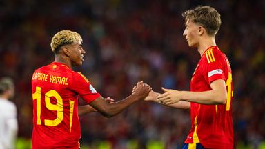 Lamine Yamal und Dean Huijsen geben sich im Nations-League-Halbfinale Spanien - Frankreich die Hand.