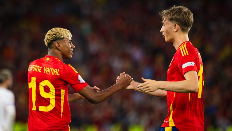 Lamine Yamal und Dean Huijsen geben sich im Nations-League-Halbfinale Spanien - Frankreich die Hand.