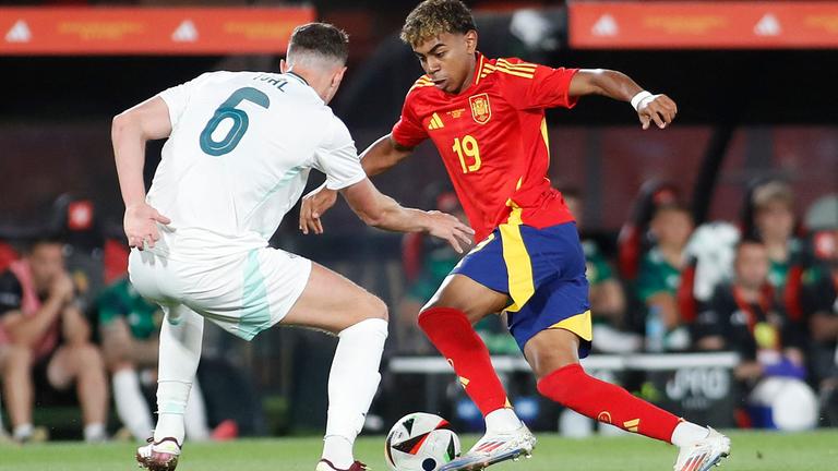 Lamine Yamal im Testspiel Spanien gegen Nordirland am 8. Juni 2024. Links Nordirlands Verteidiger Eoin Toal.