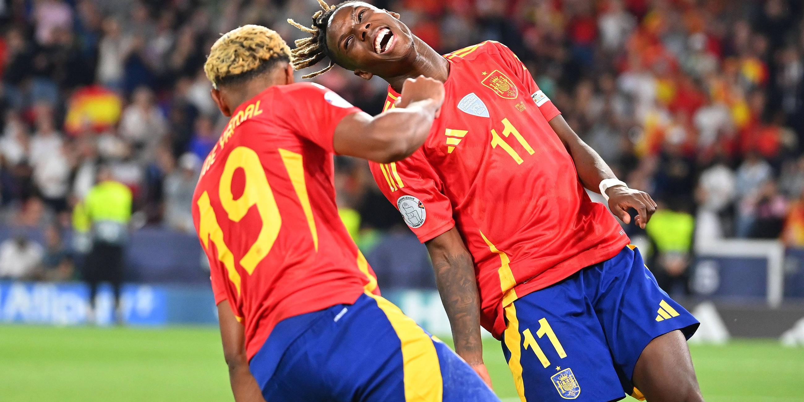 Lamine Yamal jubelt mit Nico Williams