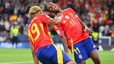 Lamine Yamal jubelt mit Nico Williams