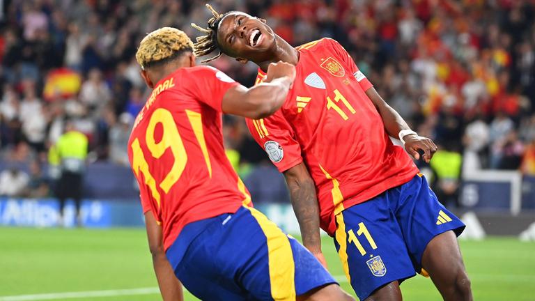 Lamine Yamal jubelt mit Nico Williams