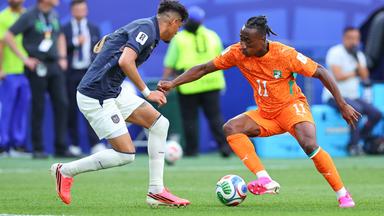 Yann Diomandé (Elfenbeinküste, l.) setzt sich im WM-Gruppenspiel gegen Ecuadors Piero Hincapié durch.