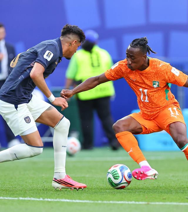 Yann Diomandé (Elfenbeinküste, l.) setzt sich im WM-Gruppenspiel gegen Ecuadors Piero Hincapié durch.