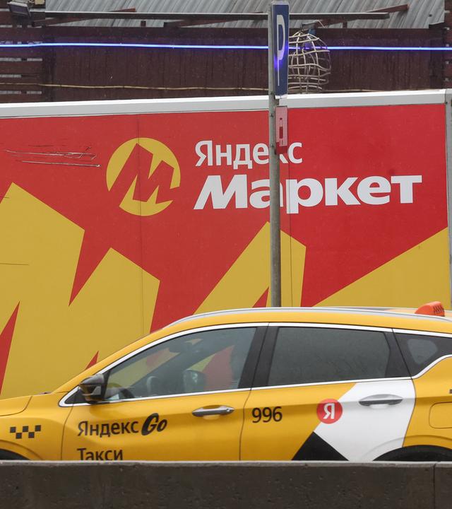 in Lieferwagen des Online-Händlers Yandex Market steht auf einer Straße.