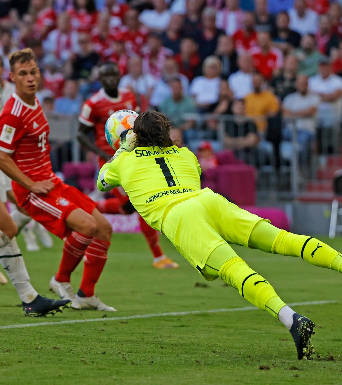 27.08.2022, Bundesliga, FC Bayern Muenchen - Borussia Moechengladbach: Mönchengladbachs Torwart Yann Sommer klärt mit einer Faustabwehr vor Joshua Kimmich (FC Bayern Muenchen)