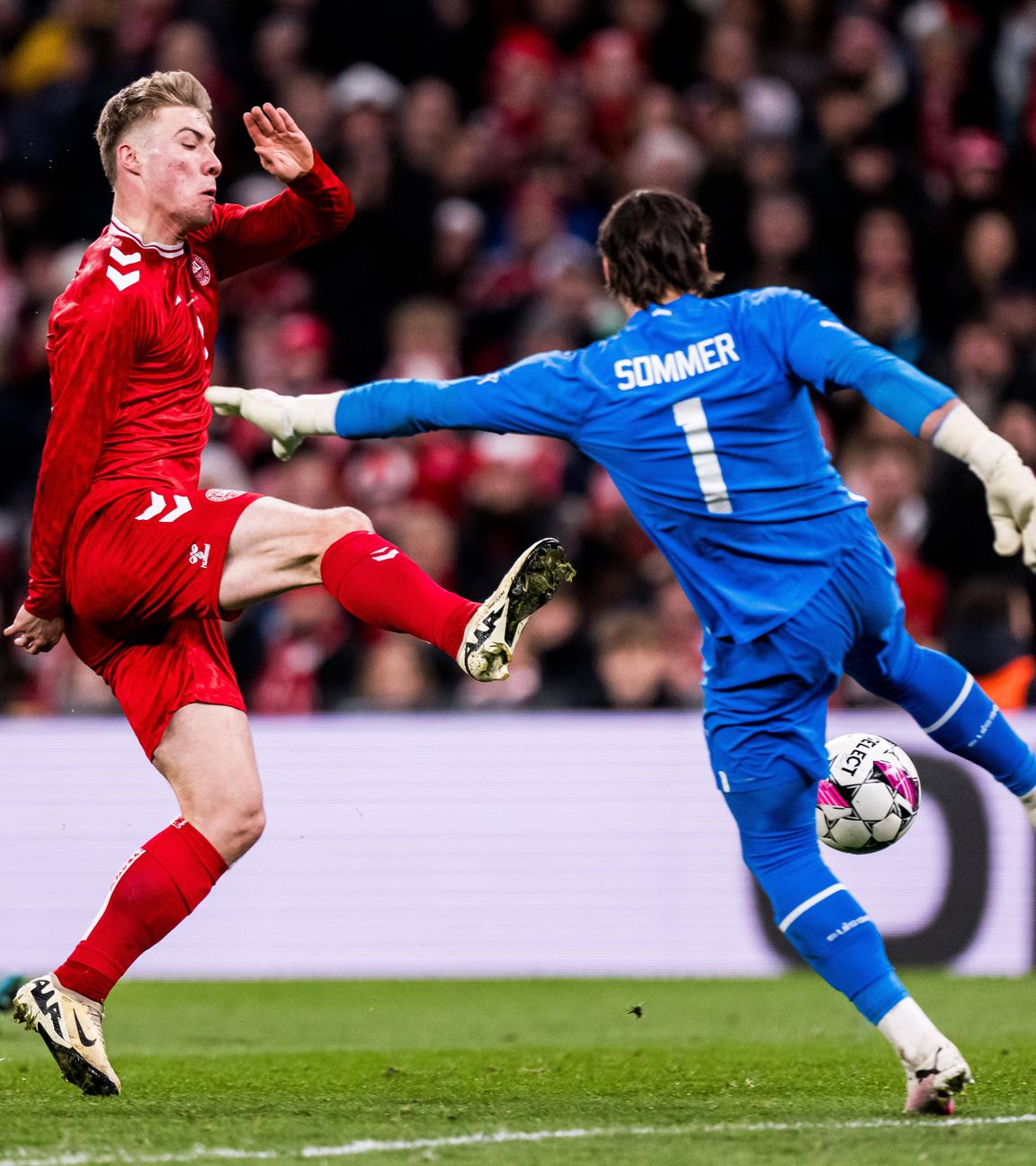 Rasmus Hojlund (Dänemark) und Torwart Yann Sommer (Schweiz) während dem Länderspiel.