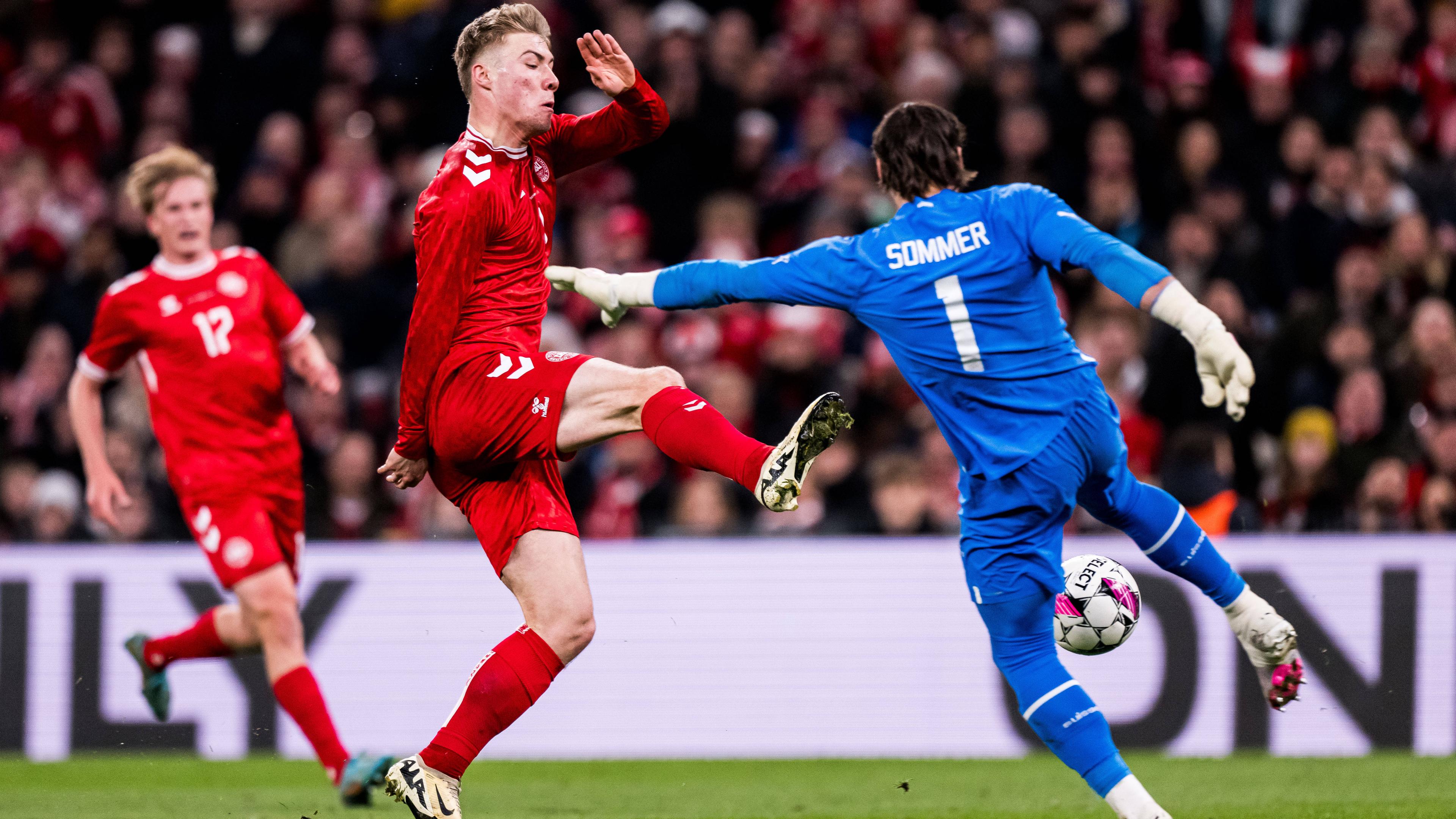 Rasmus Hojlund (Dänemark) und Torwart Yann Sommer (Schweiz) während dem Länderspiel.