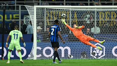 Yann Sommer pariert den Schuss von Barcelona-Spieler Lamine Yamal (nicht im Bild)