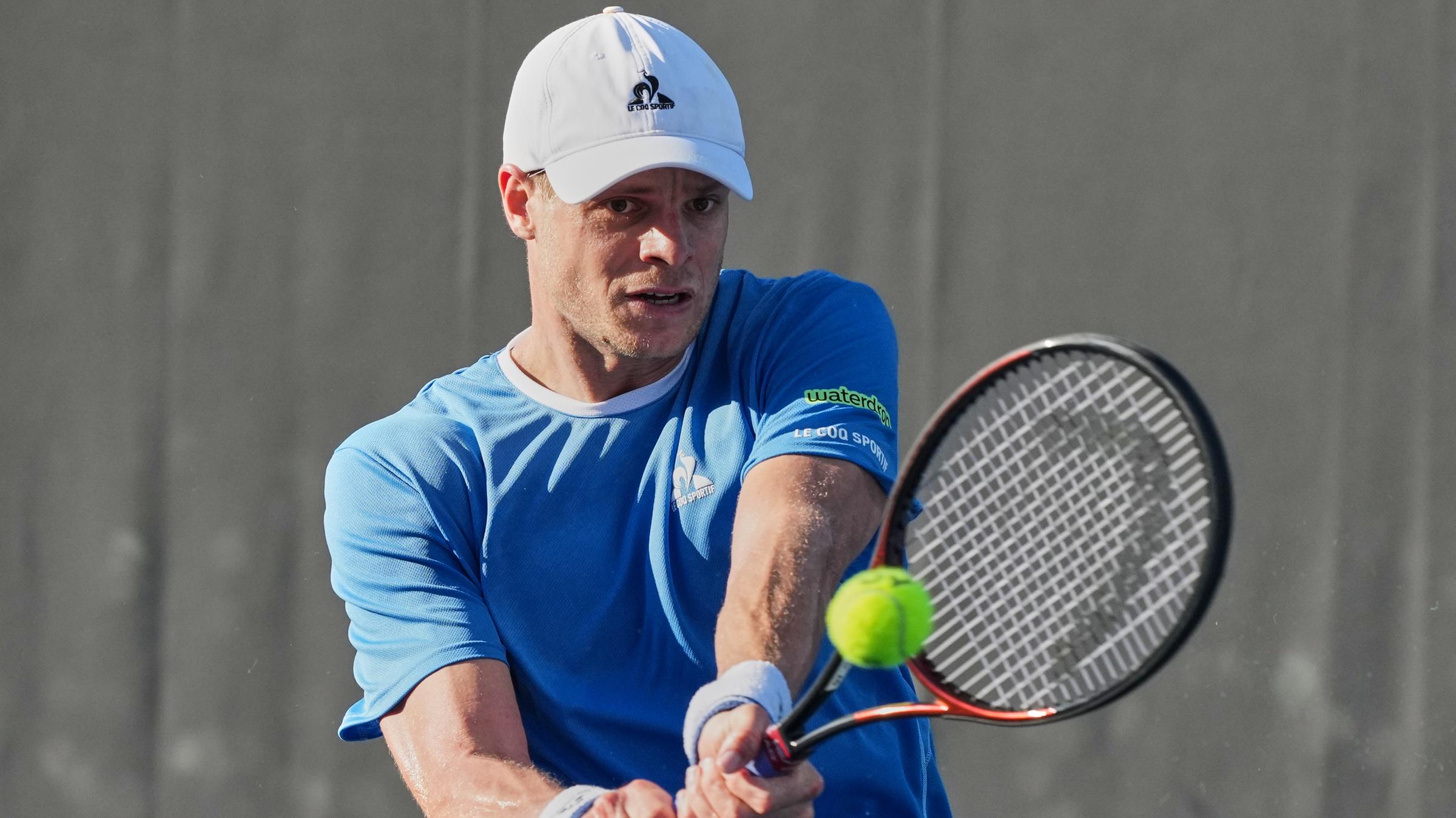 Yannick Hanfmann spielt einen Rückhand-Return bei den Australian Open in Melbourne am 18. Januar 2026.