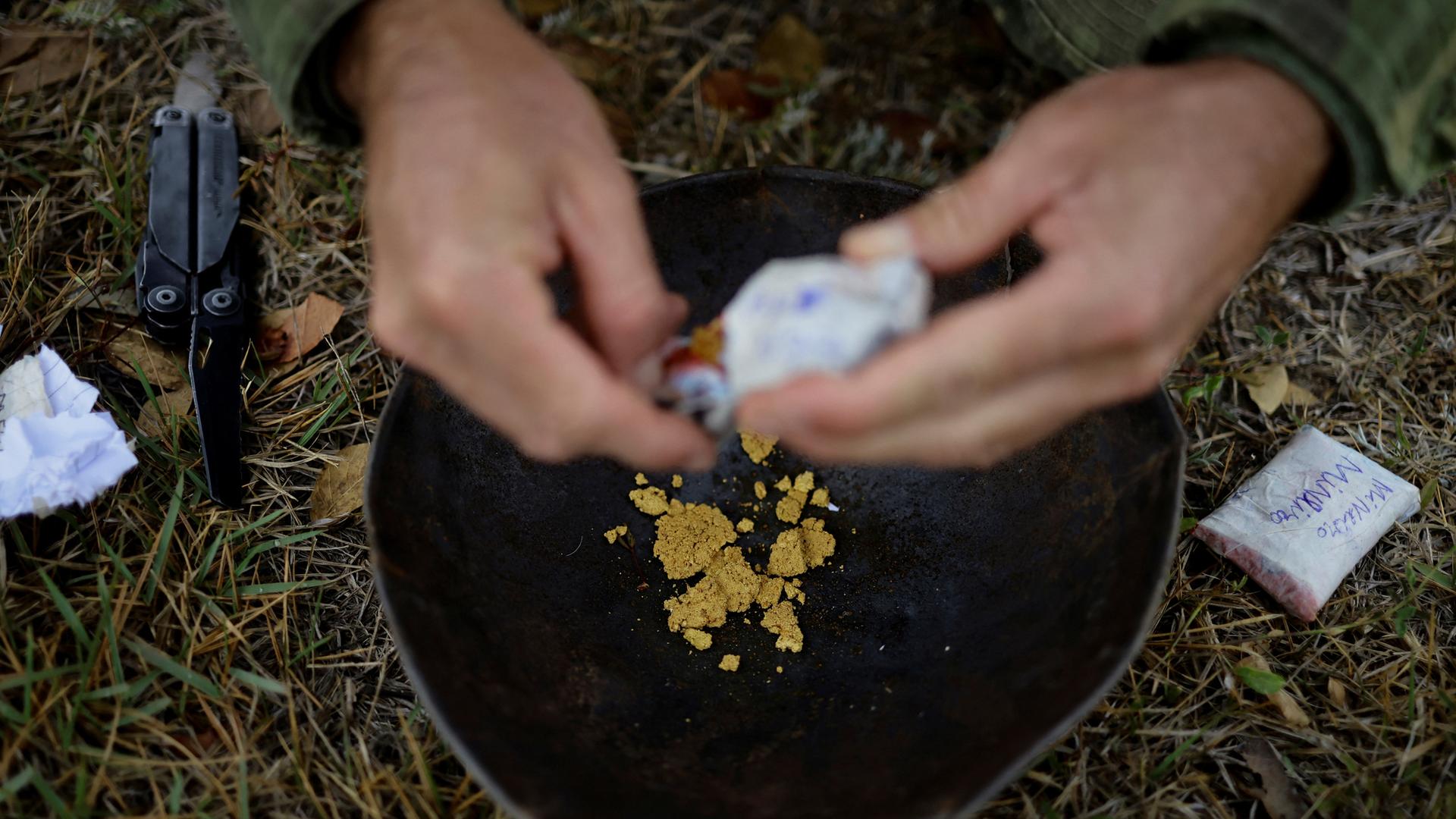Goldbrocken in einer Schale.