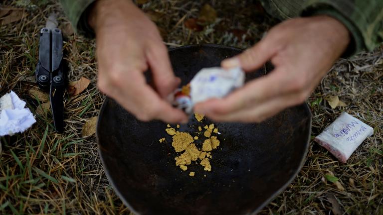 Goldbrocken in einer Schale.