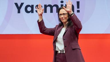 Wiedergewählte DGB-Bundesvorsitzende Yasmin Fahimi auf der Bühne direkt nach Bekanntgabe ihres Wahlergebnisses mit 96,1% am 11.05.2026.