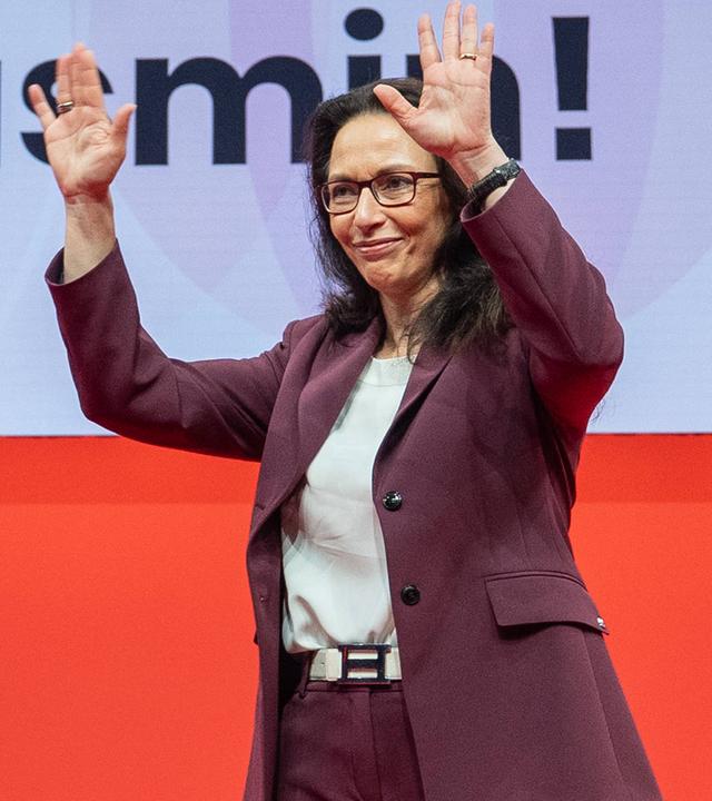 Wiedergewählte DGB-Bundesvorsitzende Yasmin Fahimi auf der Bühne direkt nach Bekanntgabe ihres Wahlergebnisses mit 96,1% am 11.05.2026.