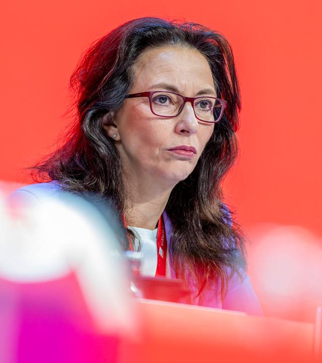 Yasmin Fahimi, DGB-Chefin, steht nach ihrer Wahl am Ordentlichen Bundeskongress des Deutschen Gewerkschaftsbundes (DGB) auf der Bühne, am 11.05.2026 in Berlin.