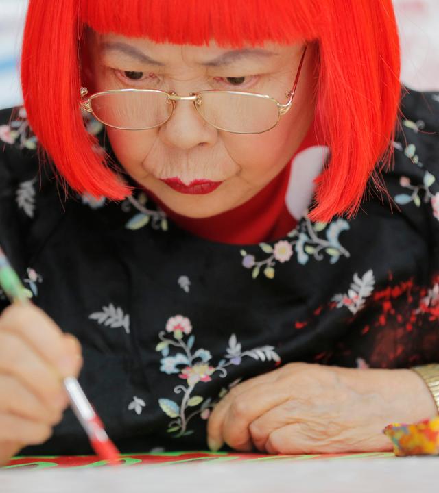 Die japanische Künstlerin Yayoi Kusama bei der Arbeit in ihrem Atelier.