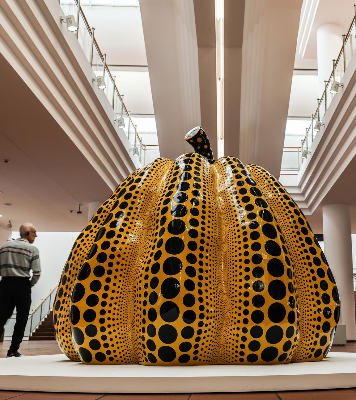 Köln: Ein Besucher geht an der Installation Pumpkin vorbei. Die Ausstellung mit Werken der japanischen Künstlerin Yayoi Kusama ist vom 14. März  2. August 2026 im Museum Ludwig zu sehen.