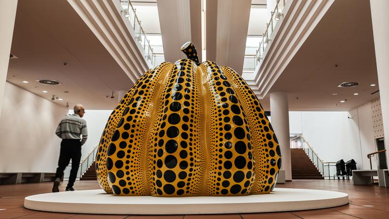 Köln: Ein Besucher geht an der Installation Pumpkin vorbei. Die Ausstellung mit Werken der japanischen Künstlerin Yayoi Kusama ist vom 14. März  2. August 2026 im Museum Ludwig zu sehen.