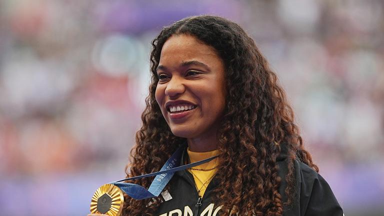 Gewinnerin Yemisi Ogunleye aus Deutschland feiert während der Medaillenzeremonie.