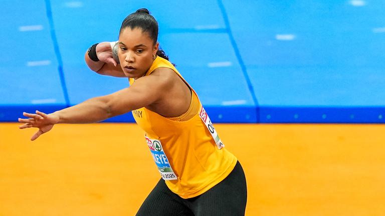 Deutschlands Kugelstoßerin Yemisi Ogunleye in Aktion bei der Leichtathletik EM am 09.03.2025.
