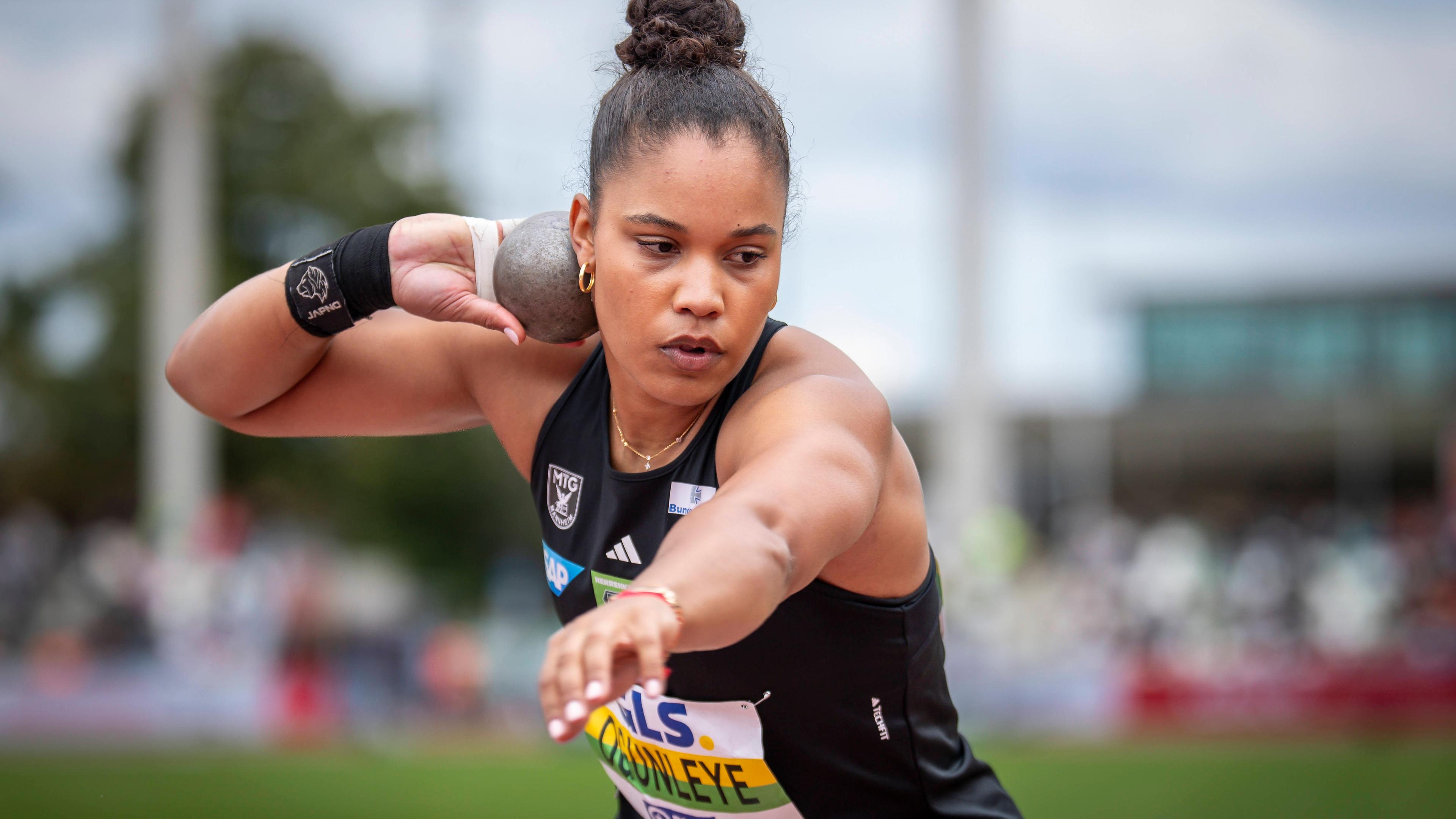 Yemisi Ogunleye (MTG Mannheim) in Aktion.