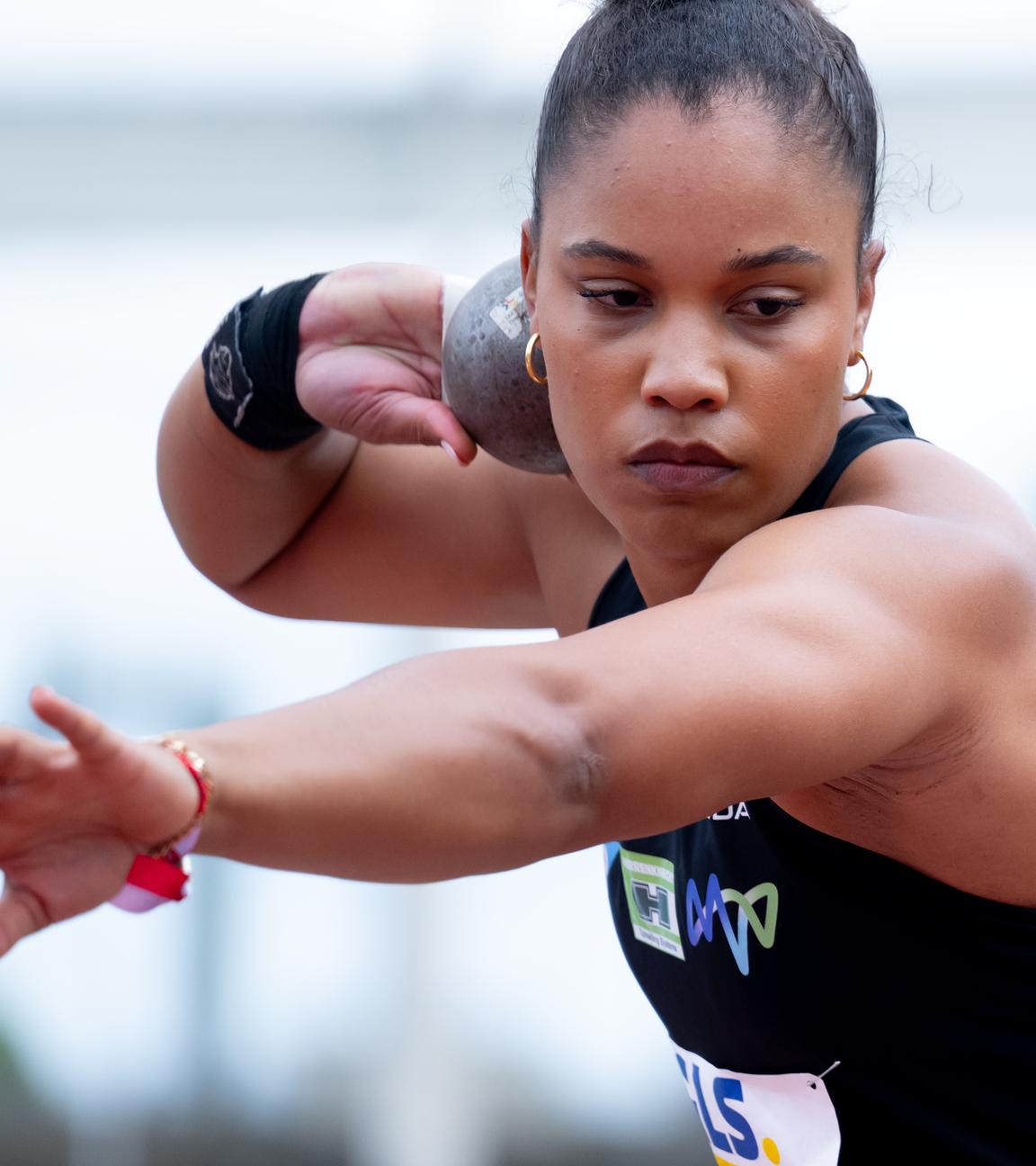 Kugelstoß-Olympiasiegerin Yemisi Ogunleye in Aktion