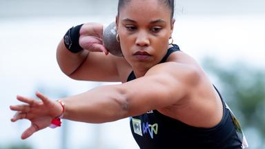 Kugelstoß-Olympiasiegerin Yemisi Ogunleye in Aktion