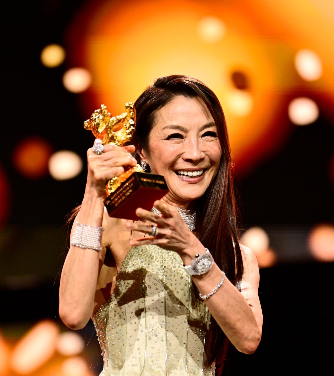 Michelle Yeoh hält Trophäe