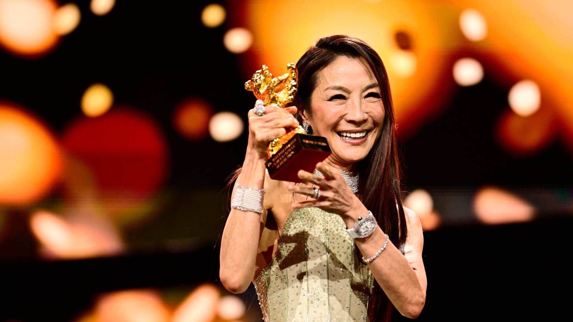 Michelle Yeoh hält Trophäe