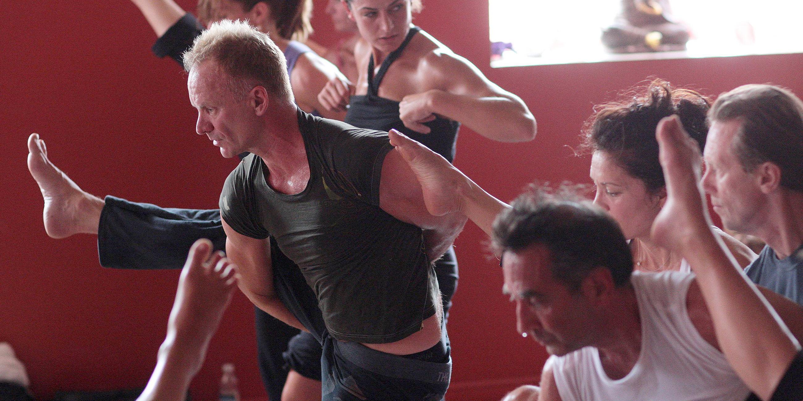 Rockmusiker Sting beim Yoga