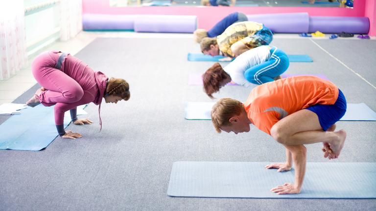 Übungen einer Yogaklasse in einem Health Club