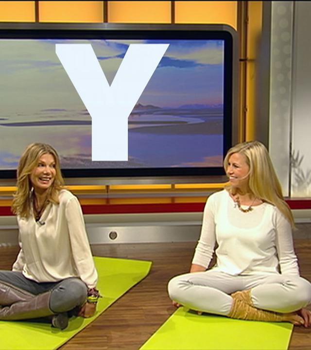 Schauspielerin Ursula Karven und Moderatorin Nadine Krüger sitzen im Schneidersitz auf Yoga-Matten im "Volle Kanne"-Studio. 