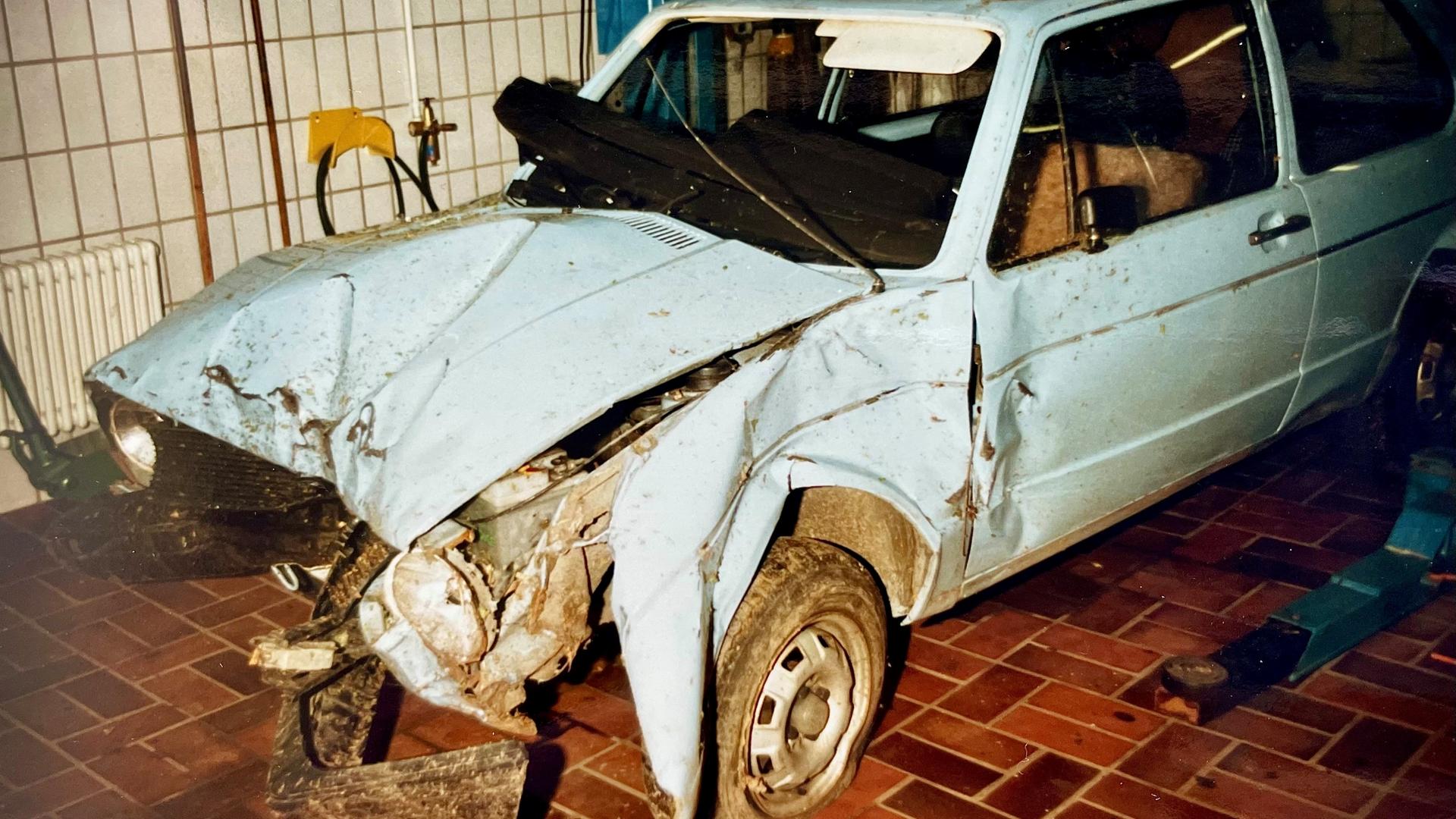 Dieses von der Polizei Hagen zur Verfügung gestellte Foto zeigt das beschädigte Fahrzeug des Opfers im Yogtze-Fall.