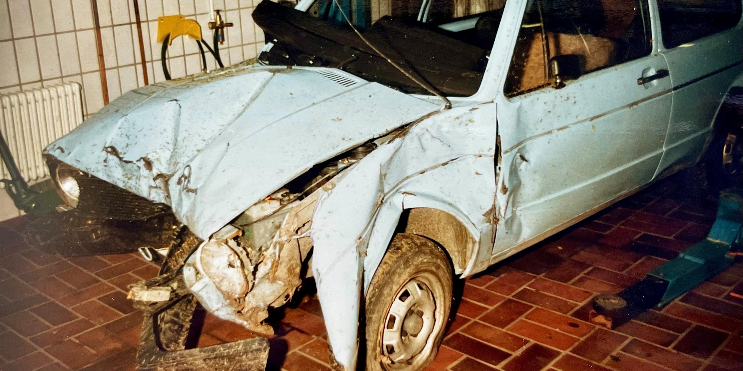 Dieses von der Polizei Hagen zur Verfügung gestellte Foto zeigt das beschädigte Fahrzeug des Opfers im Yogtze-Fall.