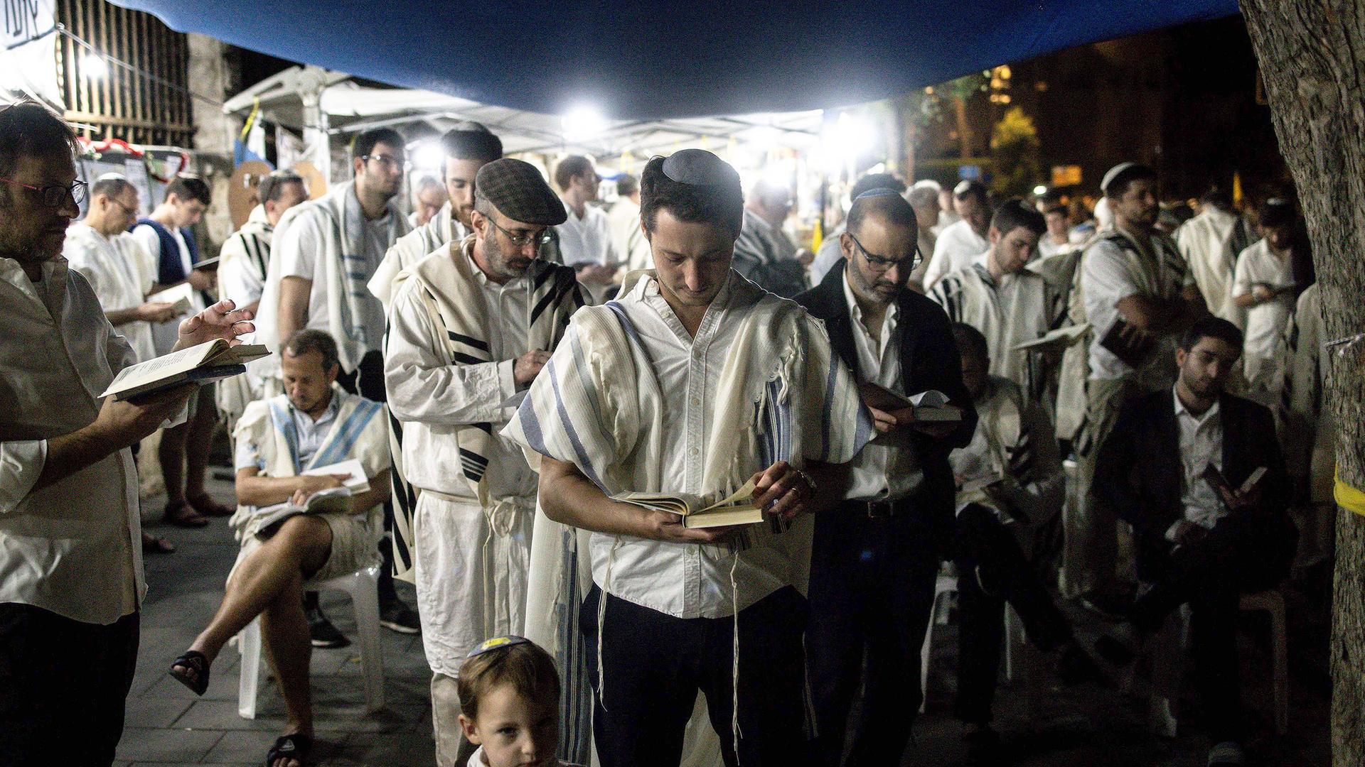 Jüdische Gläubige beten an Jom Kippur in Jerusalem, Israel