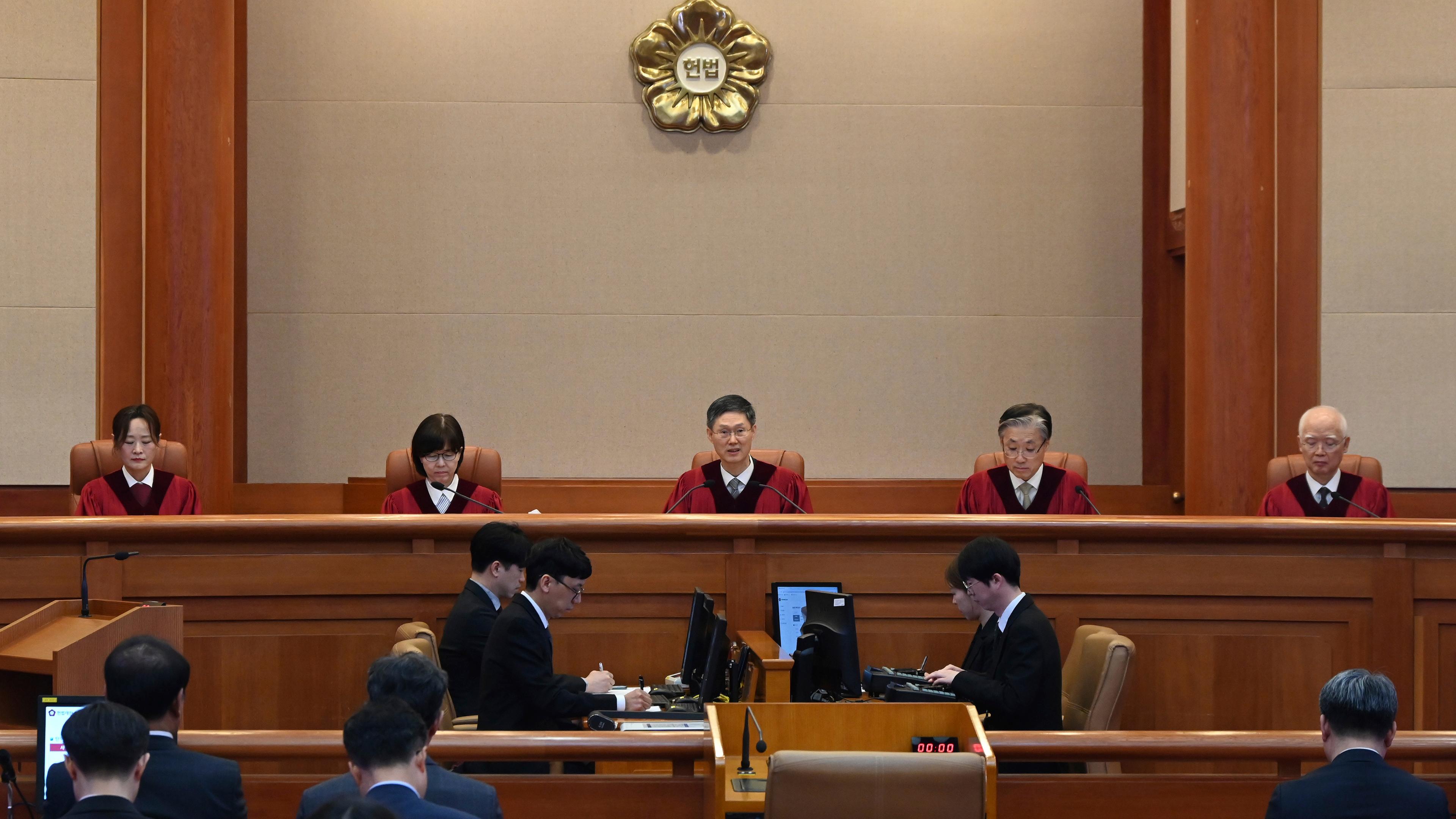04.04.2025, Südkorea, Seoul: Moon Hyung Bae (M), amtierender Oberster Richter des südkoreanischen Verfassungsgerichts, spricht während der endgültigen Entscheidung über die Amtsenthebung des südkoreanischen Präsidenten Yoon.